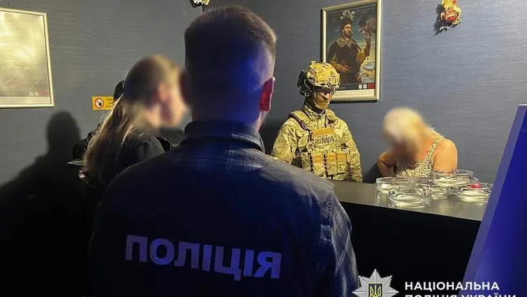 Підпільне казино в підвалі: на Хмельниччині пенсіонерці загрожує штраф до 680 тис. грн